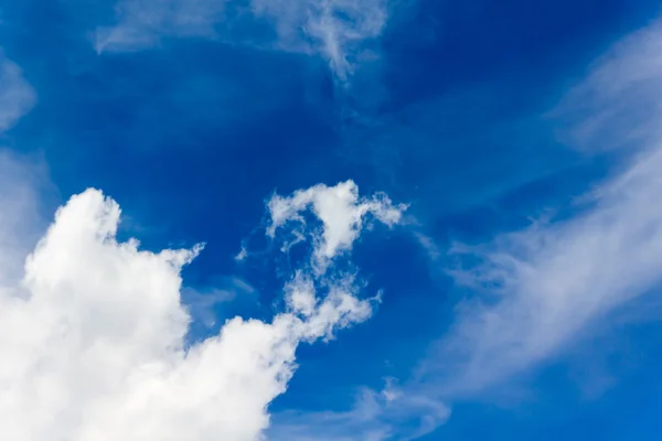 ふくらんでいる白い雲と美しい水色の空 — ストック写真