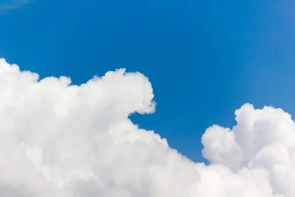 ふくらんでいる白い雲と美しい水色の空 — ストック写真