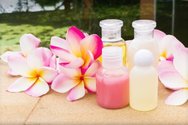 Köpüklü banyo ve duş jeli taş karo zemin üzerinde mini dizi