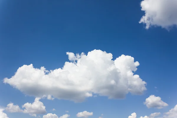 Голубое небо с пухлыми белыми облаками — стоковое фото