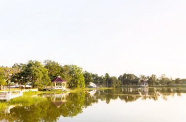 pavilion yanında pon ile akşam görünümünde açık Parkı