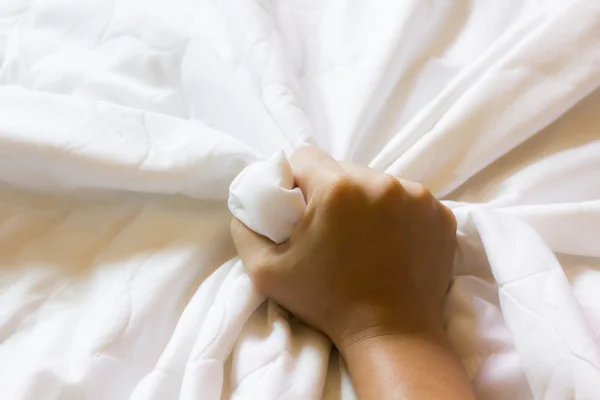 El güçlü kavramak beyaz çarşaf