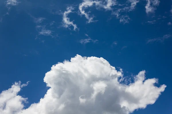 Indah langit biru muda dengan awan putih bengkak — Stok Foto