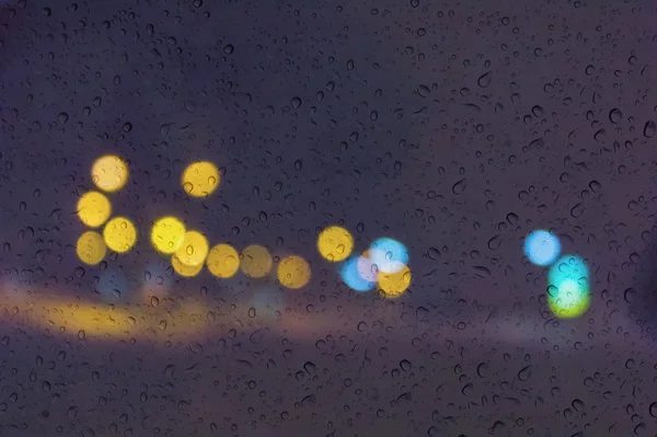 Color suave y romántico fondo de luz bokeh con gota de agua o lluvia en la ventana de la placa de vidrio del espejo — Foto de Stock