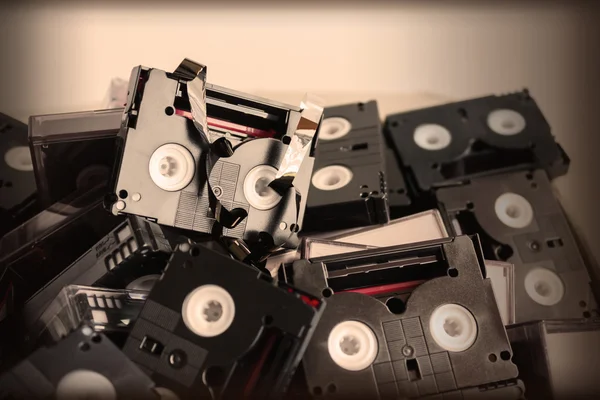 Terk edilmiş eski işe yaramaz mini Dv yığını 