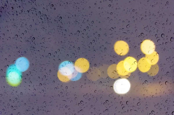 Doux fond clair romantique bokeh couleur avec de l'eau ou de la pluie goutte sur miroir plaque de verre fenêtre — Photo