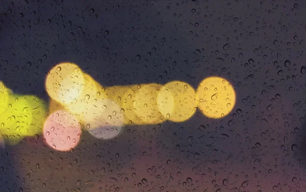 Color suave y romántico fondo de luz bokeh con gota de agua o lluvia en la ventana de la placa de vidrio del espejo — Foto de Stock