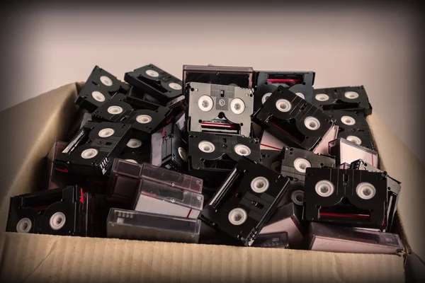 Terk edilmiş eski işe yaramaz mini Dv yığını 