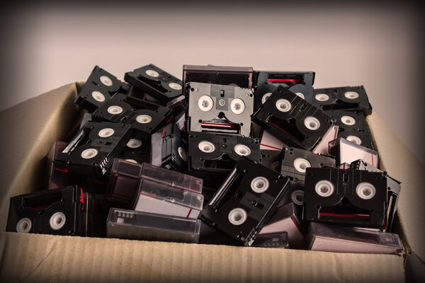 Заброшенная куча бесполезного мини-DV
 