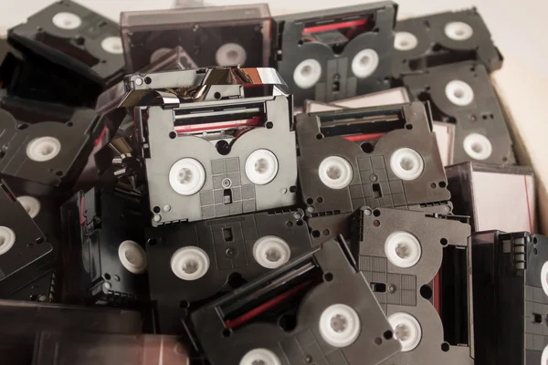 Terk edilmiş eski işe yaramaz mini Dv yığını 