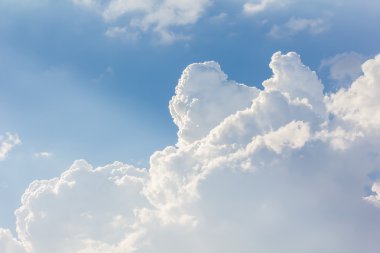 Büyük bulutlar ve taze ruh hali ile ışık mavi gökyüzü