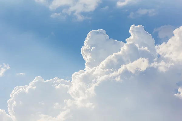 大きな雲と新鮮な気分で水色の空 — ストック写真