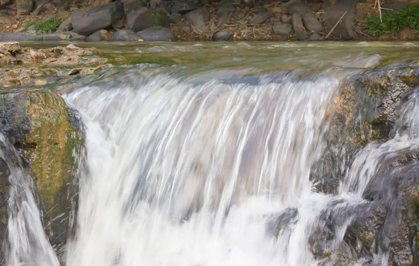 Fundo da cachoeira com vista para a floresta — Fotografia de Stock