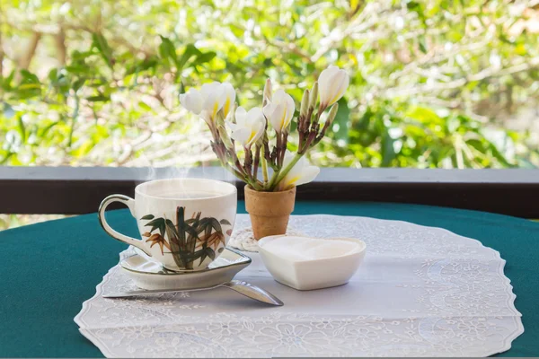 Rahatlatıcı zaman ve mutluluk ile iki bardak s ile siyah kahve