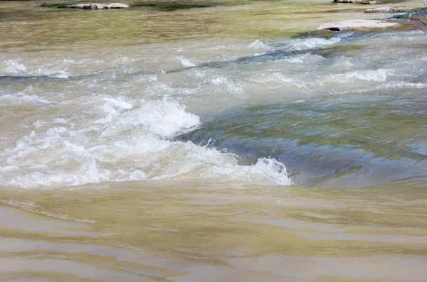 Fundo da cachoeira com vista para a floresta — Fotografia de Stock