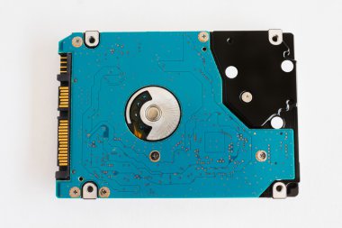 Beyaz arka plan üzerinde bilgisayar sabit disk sürücü