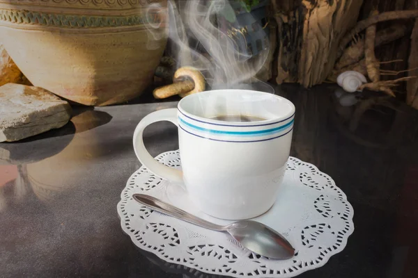 Большая белая чашка горячего черного кофе — стоковое фото