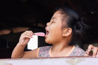 Küçük Asya kız şeker yemek