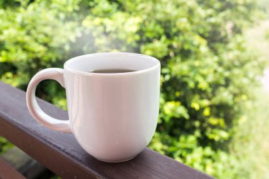 bir büyük beyaz fincan sıcak siyah kahve