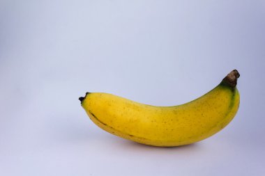 Beyaz arka plan üzerinde olgunlaşmış muz izole