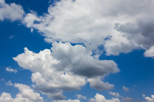 Langit biru muda dengan awan besar dan suasana hati yang segar — Stok Foto