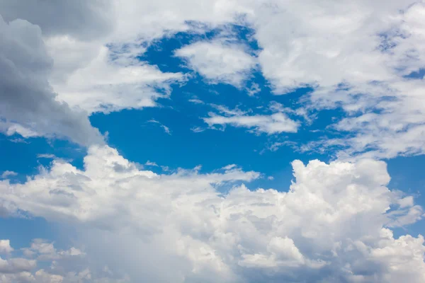 큰 구름과 신선한 분위기와 밝은 푸른 하늘 — 스톡 사진