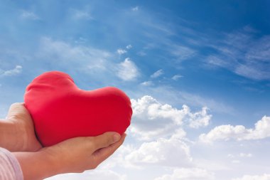 Romantik güzel Sevgililer kavramı el ile hafifçe kırmızı yükseltmek 