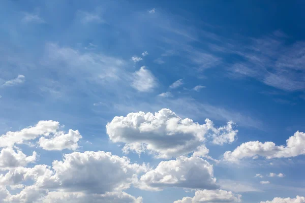 水色の空にふくらんでいる雲 — ストック写真