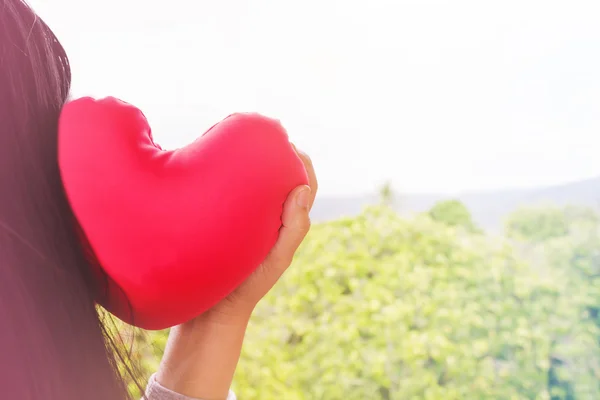 Älskar bakgrunden kvinnor med rött hjärta på natur och söt färg — Stockfoto