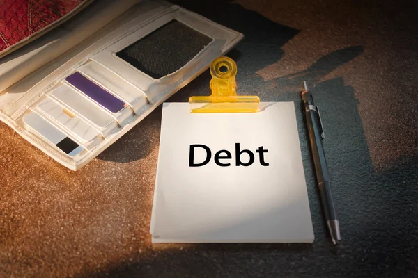 Text skuld på papper märka och kreditkort i plånboken — Stockfoto