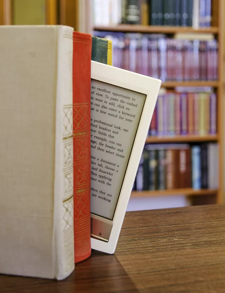 Livros e e-reader — Fotografia de Stock