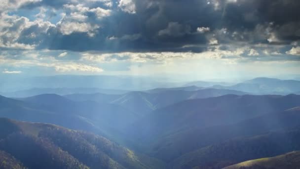 De stralen van de zon boven de hellingen van de bergen — Stockvideo