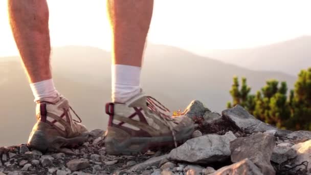 Primer plano de los pies del excursionista de pie en la montaña rocosa — Vídeos de Stock