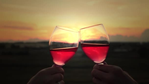 Amor pareja bebiendo vino tinto al atardecer — Vídeo de stock