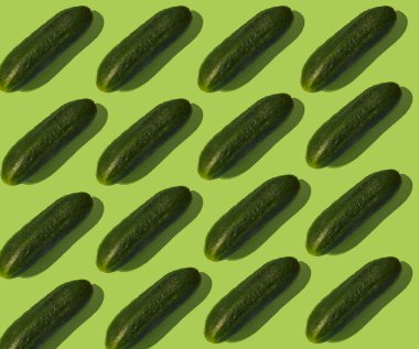 Taze salatalık deseni ile gösterilen yeşil rengin ilginç bir kontrastı.