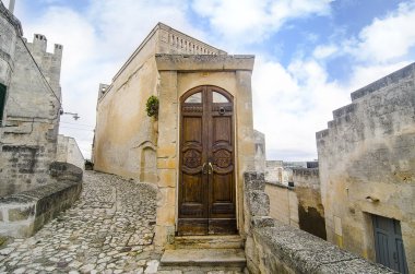 Ahşap giriş kapısı görünümü kadar yakın. Matera eski kasabanın s Kilisesi. Sassi di Matera, Basilicata, Güney İtalya. Avrupa için 2019 kültür başkenti. UNESCO Dünya Mirası.