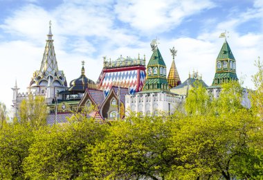 Geleneksel renkli eski moda Rus Kremlin Izmaylovo, Moskova mavi gökyüzünde karşı görünümü. Izmaylovskyi vernisage, geleneksel Rus Hatıra Eşyası Pazar parçası.