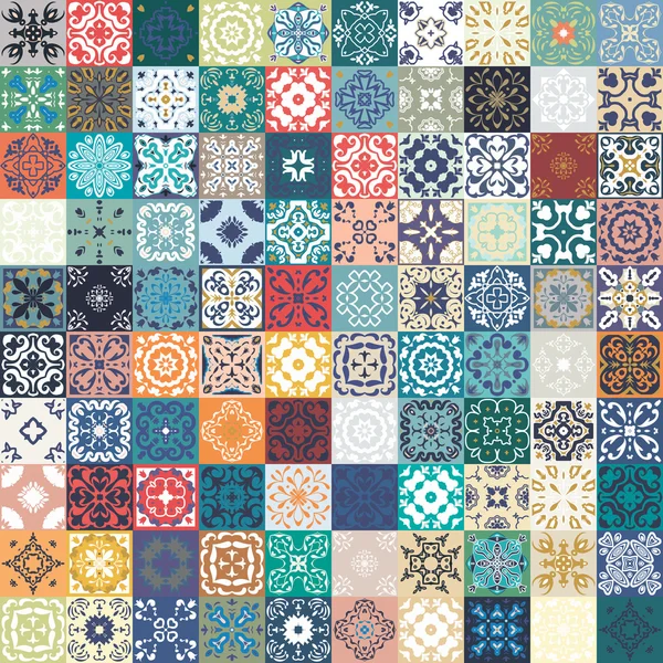 Precioso diseño floral patchwork. Coloridos azulejos cuadrados marroquíes o mediterráneos, adornos tribales. Para la impresión de papel pintado, relleno de patrones, fondo web, texturas superficiales. Azul índigo blanco azulado — Vector de stock
