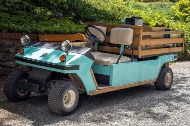 WOJSLAWICE, POLAND - 9 Temmuz 2021 Wojslawice botanik bahçesinde turkuaz bir Melex elektrikli araba. Güneşli yaz günü, 