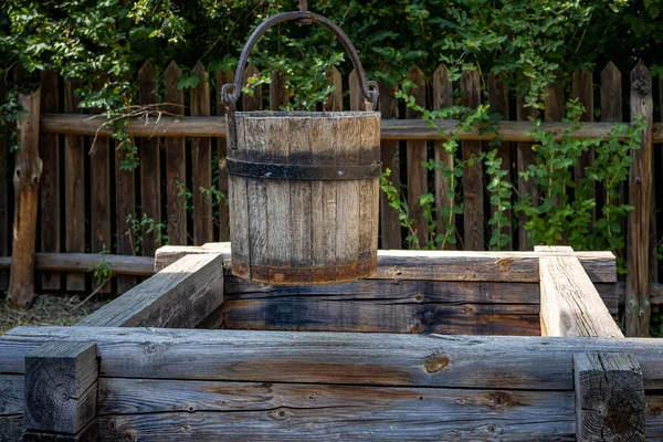 Geleneksel, eski, kovalı bir ahşap kuyu. Açık Hava Müzesi Opole Köyü, Polonya. 