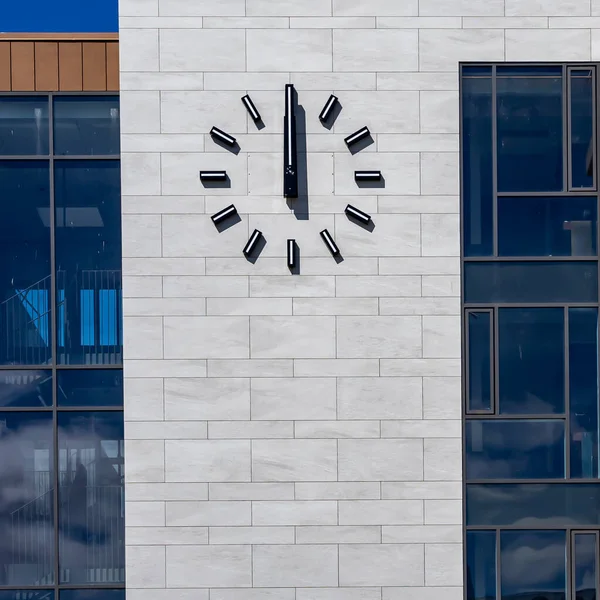 Reykjavik Islandia Junio 2021 Reloj Ciudad Que Muestra Las Doce —  Fotos de Stock