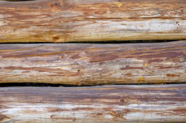 Ahşap odunlardan yapılmış eski bir kulübe duvarı. Kopyalama alanı olan bir arkaplan.