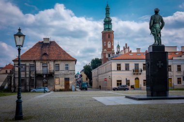 RADOM, POLAND - 26 Temmuz 2021: Lejyon Yasası Anıtı, arka planda Ortaçağ St John Kilisesi 'nin kulesi.. 