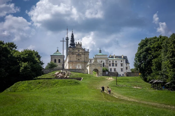SWIETY KRZYZ, POLAND - 29 Temmuz 2021: Kutsal Haç Kilisesi manzarası, Swietokrzyskie Dağları. Çevredeki yeşil tepeler ve ormanlar. 