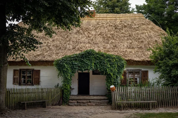 Sierpc Polónia Julho 2021 Uma Tradicional Casa Madeira Branca Com — Fotografia de Stock
