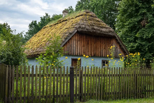 Radom Polska Lipca 2021 Tradycyjny Biały Drewniany Dom Krytym Strzechą — Zdjęcie stockowe