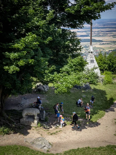 SLEZA, POLAND - 07 Ağustos 2021: Bir grup turist Sleza Dağı 'nın tepesinde, tarih öncesi bir ayının heykelini ziyaret ediyor, Sudetes Foreland. 