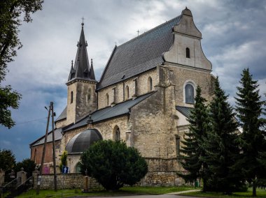 Skalbmierz, POLAND - 1 Ağustos 2021: Skalbmierz 'de bir ortaçağ taş kilisesi. 