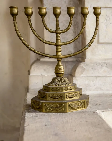 Altın bir menorah. Yedi lamba (altı dal) antik İbranice lamba standı.