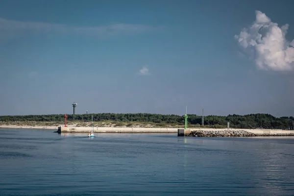 Pequeño Velero Que Entra Puerto Dziwnow Mar Báltico Polonia Cabezas — Foto de Stock